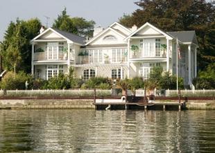 House on the river in Bray