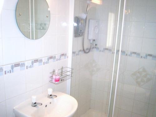Double shower ensuite in 4-poster room.